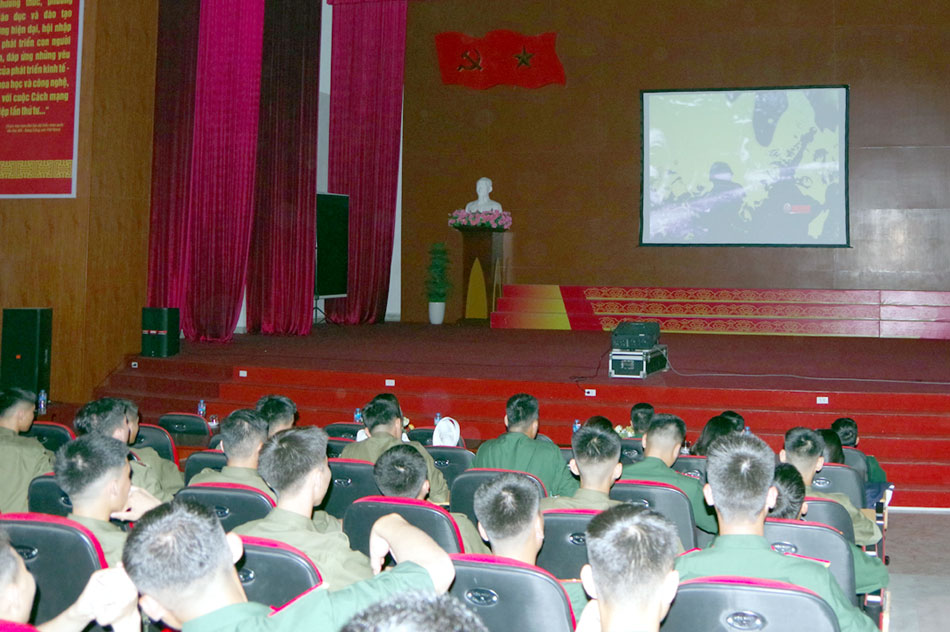 Chiếu phim phục vụ bộ đội dịp kỷ niệm 70 năm Chiến thắng Điện Biên Phủ 