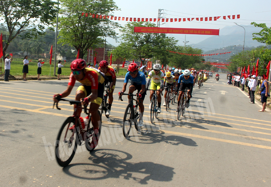 Đoàn vận động viên đua xe đạp “Về Điện Biên Phủ - 2024” qua huyện Tuần Giáo