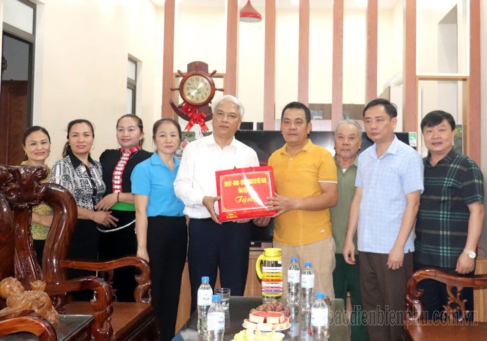 Thăm, tặng quà thân nhân chiến sĩ Điện Biên tại huyện Điện Biên
