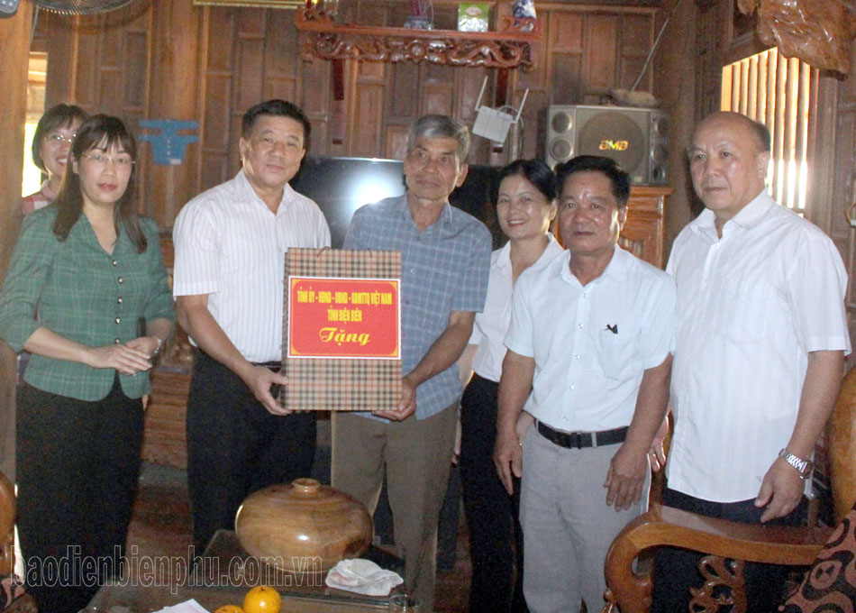 Chủ tịch HĐND tỉnh Lò Văn Phương thăm, tặng quà gia đình liệt sĩ, thân nhân chiến sĩ Điện Biên