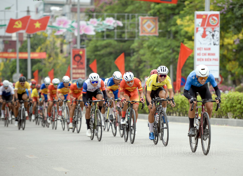 Cuộc đua xe đạp “Về Điện Biên Phủ - 2024”: Tranh tài chặng 5 vòng quanh TP. Điện Biên Phủ