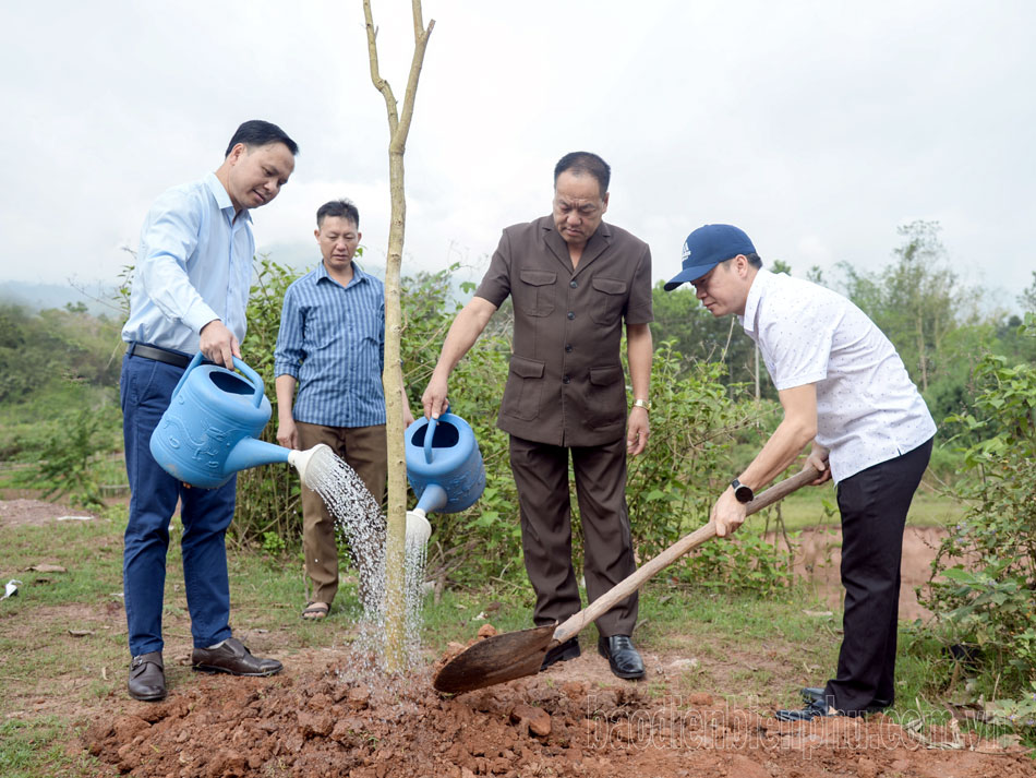 Mường Nhé hưởng ứng phong trào trồng cây nhân dịp sinh nhật Bác