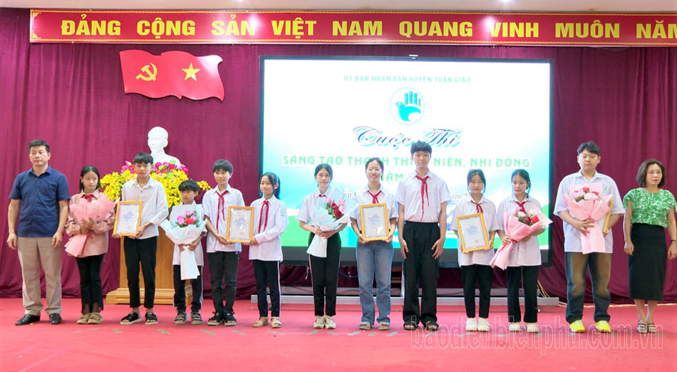 Huyện Tuần Giáo trao 30 giải sáng tạo thanh thiếu niên, nhi đồng