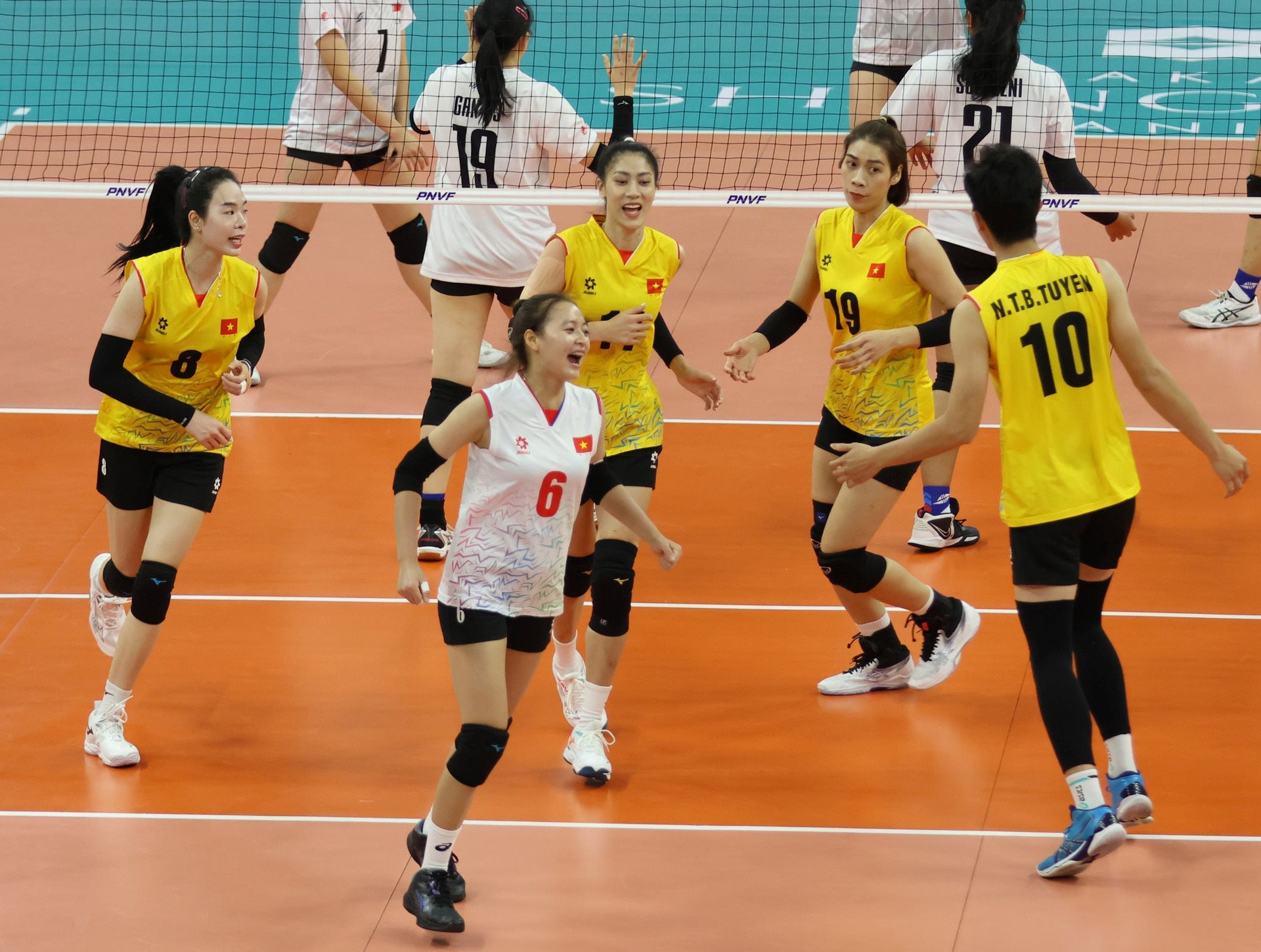 Bóng chuyền nữ Việt Nam lần thứ 2 liên tiếp vô địch AVC Challenge Cup