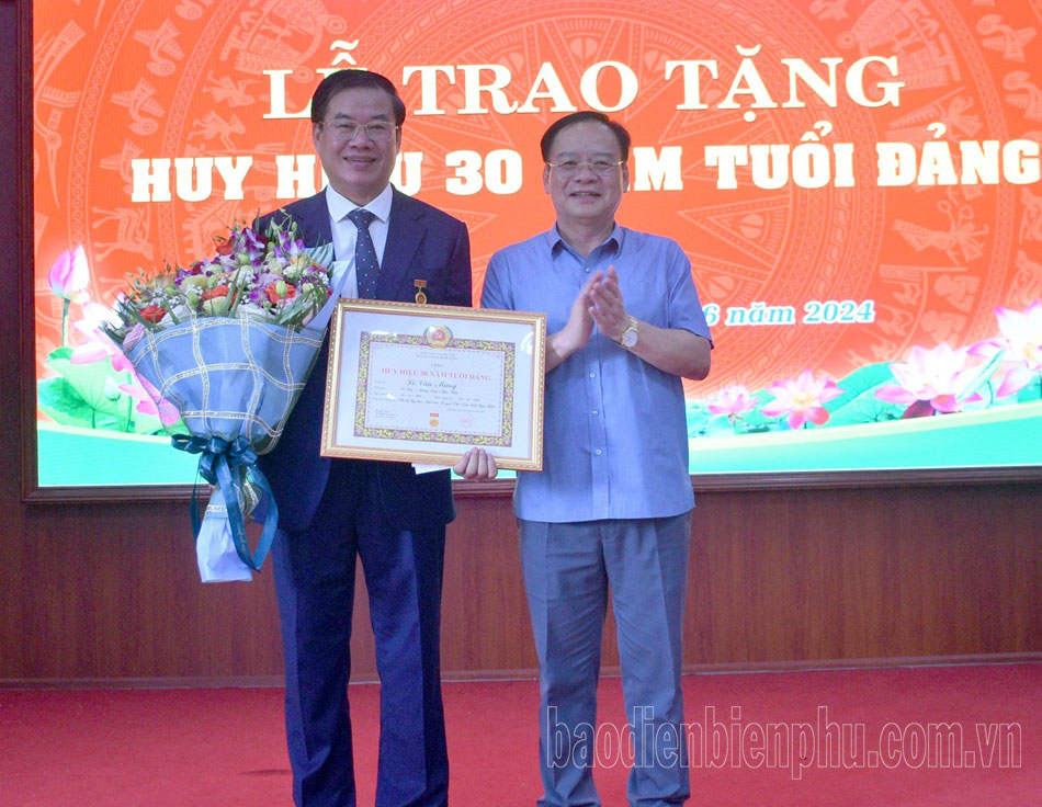 Trao tặng Huy hiệu 30 năm tuổi Đảng cho đồng chí Lò Văn Mừng