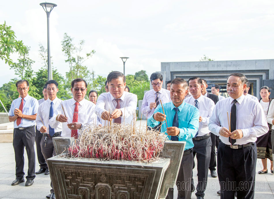 Đoàn đại biểu Mặt trận 3 tỉnh Bắc Lào dâng hương tưởng niệm các anh hùng liệt sĩ tại Điện Biên