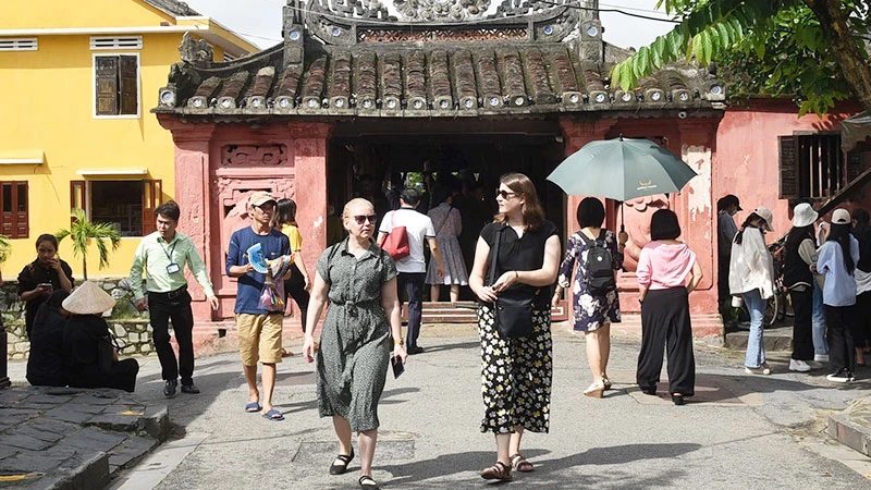 Thu hút khách quốc tế đến Việt Nam