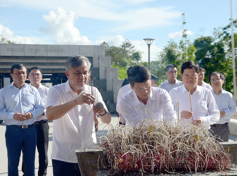 Đoàn công tác TP. Đà Nẵng tri ân anh hùng liệt sĩ tại Điện Biên