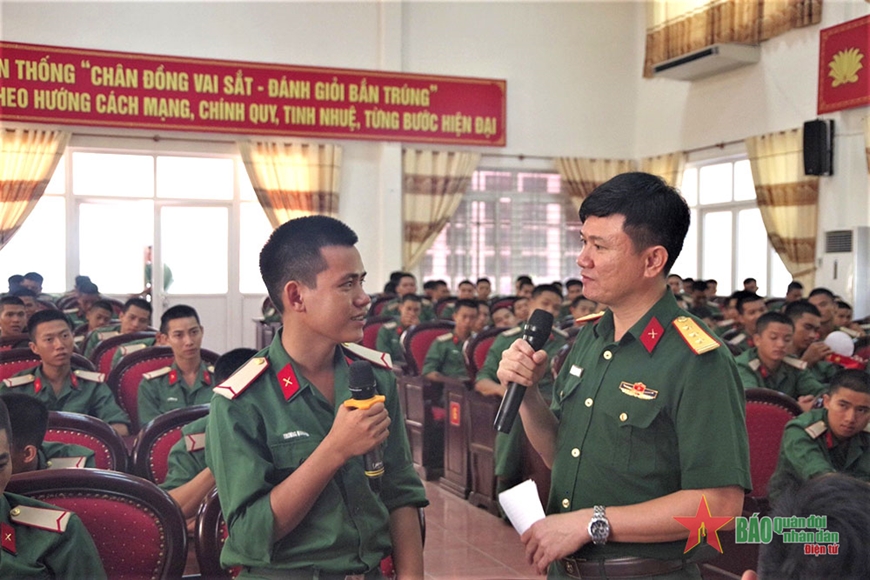 Gần gũi, lắng nghe bộ đội