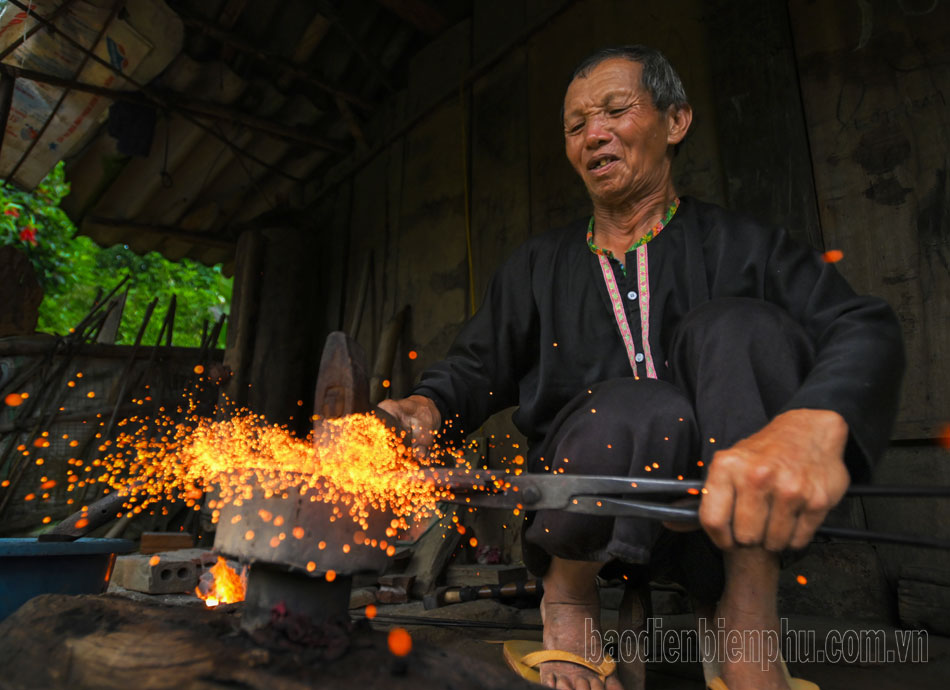 Giữ lửa nghề rèn truyền thống