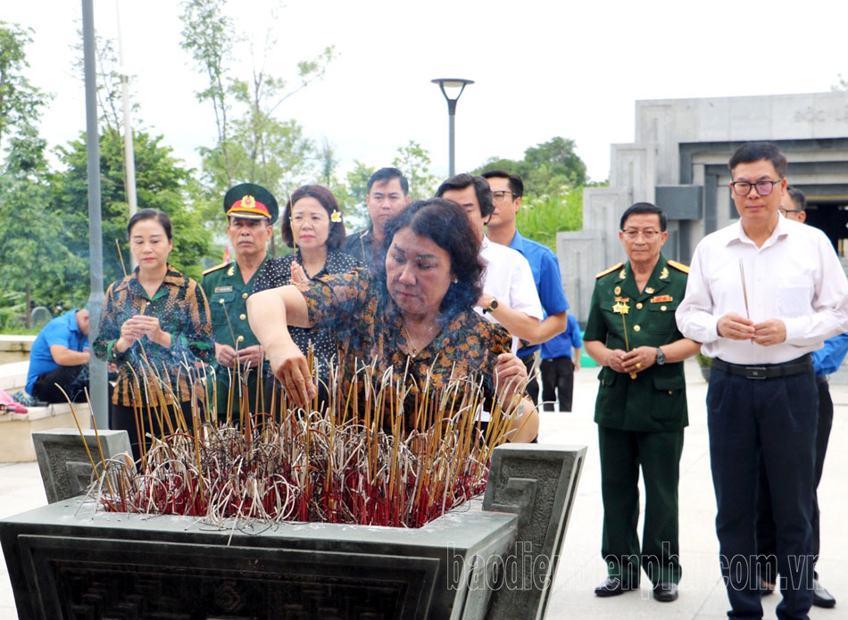 Đoàn công tác tỉnh Sơn La tri ân các anh hùng liệt sĩ tại Điện Biên