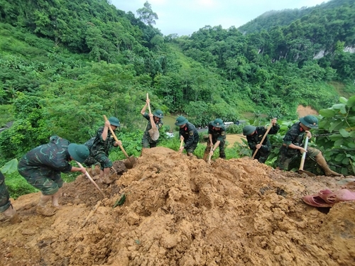 Hàng trăm cán bộ, chiến sĩ Quân đội tham gia tìm kiếm cứu nạn vụ sạt lở đất ở Hà Giang
