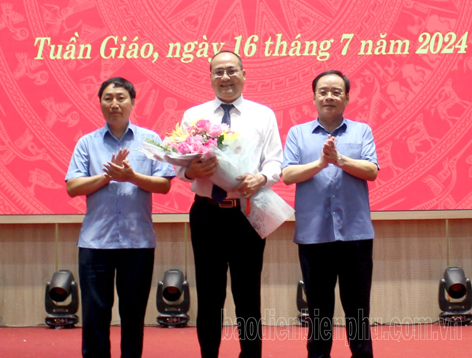 Đồng chí Lê Xuân Cảnh được bầu giữ chức Bí thư Huyện ủy Tuần Giáo