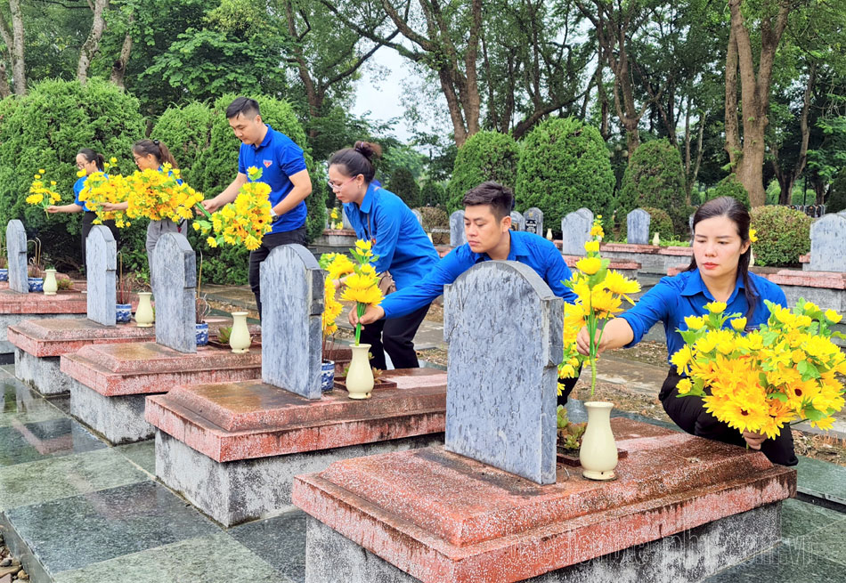 Đoàn thanh niên thay hoa nhựa tại Nghĩa trang liệt sĩ Độc Lập