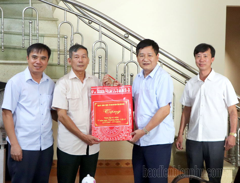 Chủ tịch UBND tỉnh Lê Thành Đô thăm, tặng quà gia đình chính sách