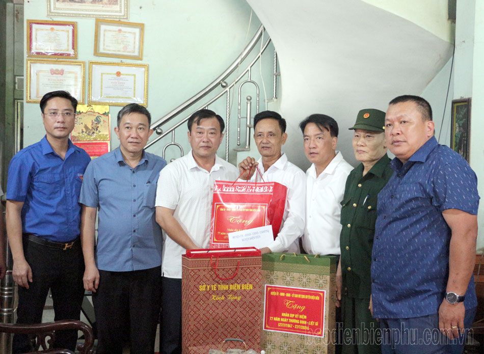 Phó Chủ tịch UBND tỉnh Vừ A Bằng thăm, tặng quà gia đình chính sách 