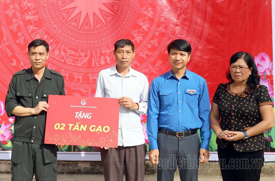 Trung ương Đoàn hỗ trợ xã Mường Pồn gần 500 triệu đồng 