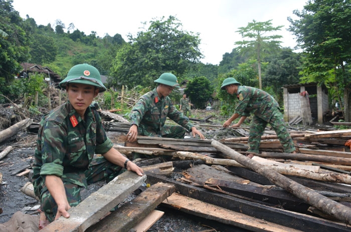 Nhà mình bị thiệt hại cũng gác lại để giúp dân