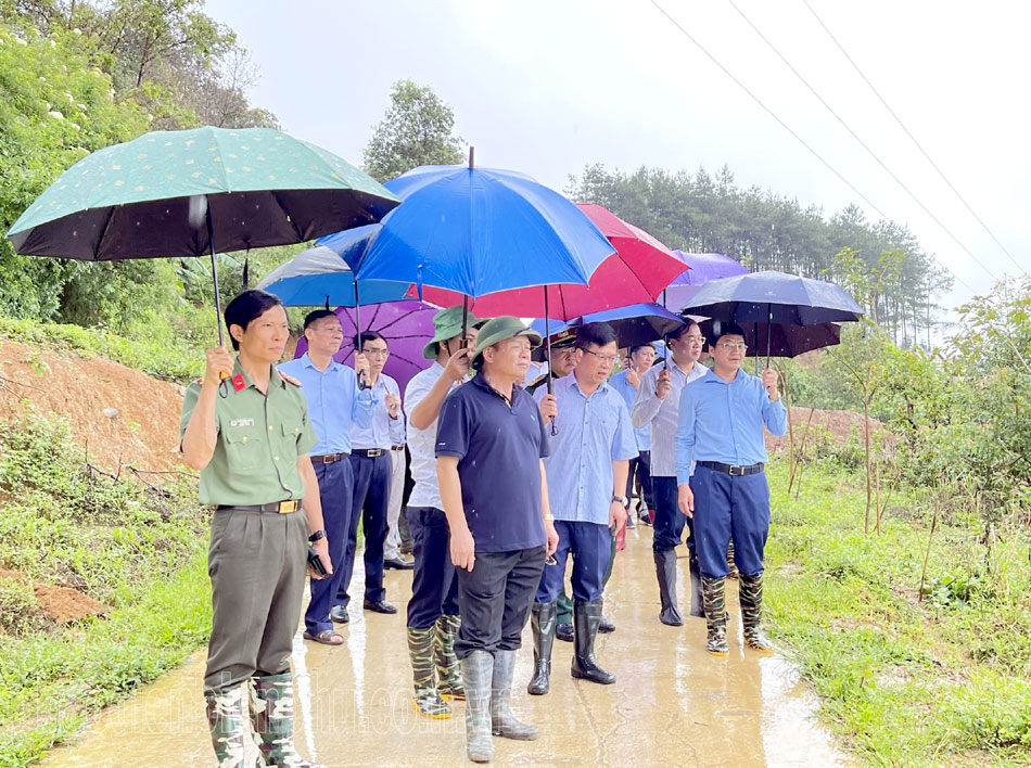 Đồng chí Mùa A Sơn, Phó Bí thư Thường trực Tỉnh ủy làm việc tại huyện Điện Biên Đông