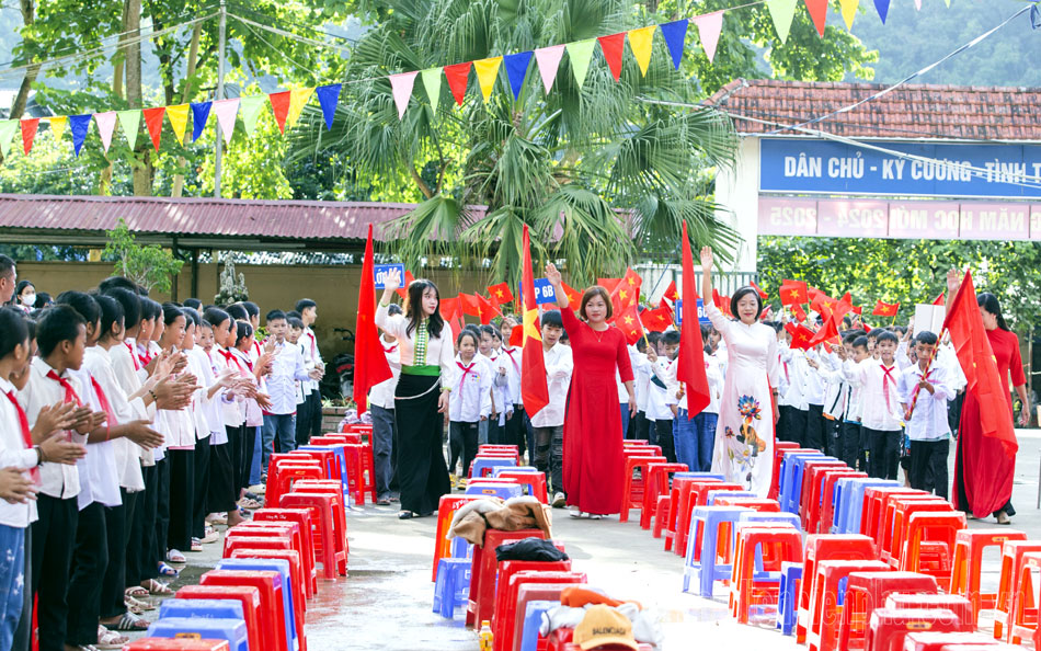 Khai giảng năm học mới ở nơi cơn lũ đi qua