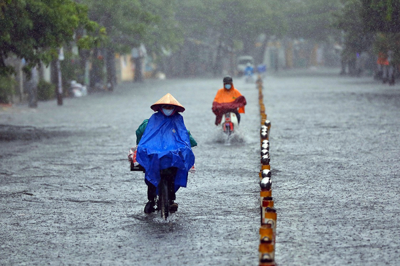 Bão suy yếu thành áp thấp nhiệt đới, miền Bắc vẫn mưa to nhiều nơi