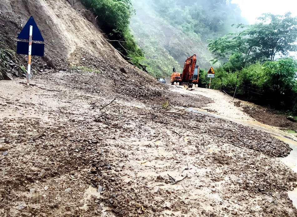 Bùn đất tràn xuống mặt đường, gây ách tắc quốc lộ 12