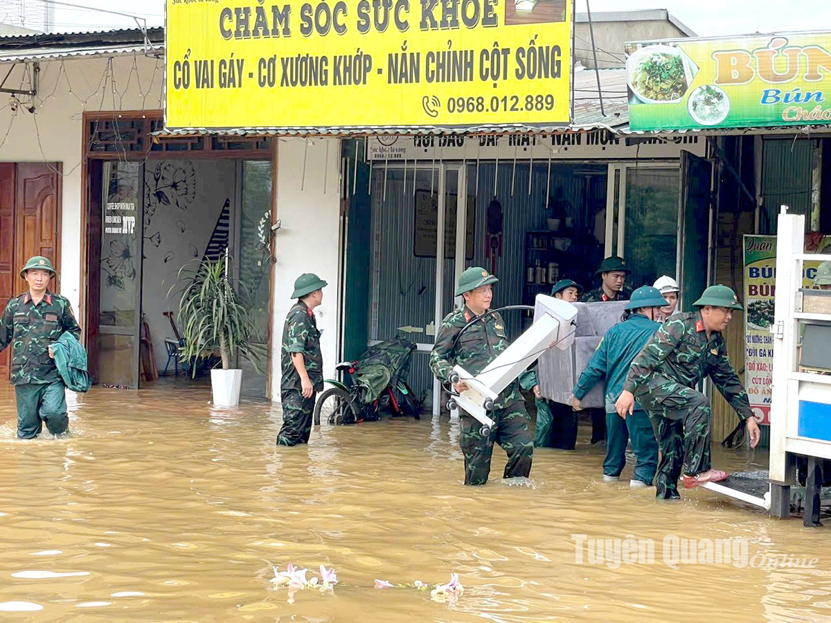 Lực lượng vũ trang hỗ trợ người dân vùng lũ