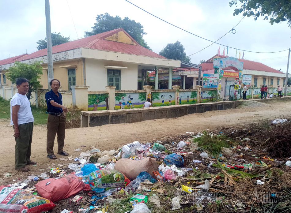 Cần sớm di dời bãi tập kết rác gần trường học 