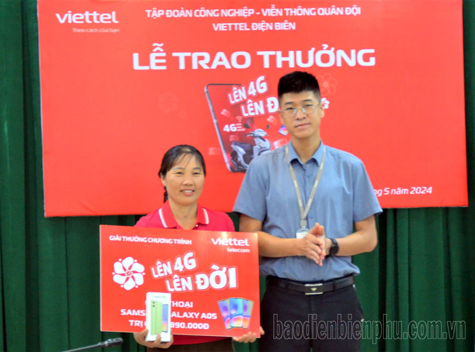 Viettel Điện Biên trao thưởng chương trình "Lên 4G - Lên đời"